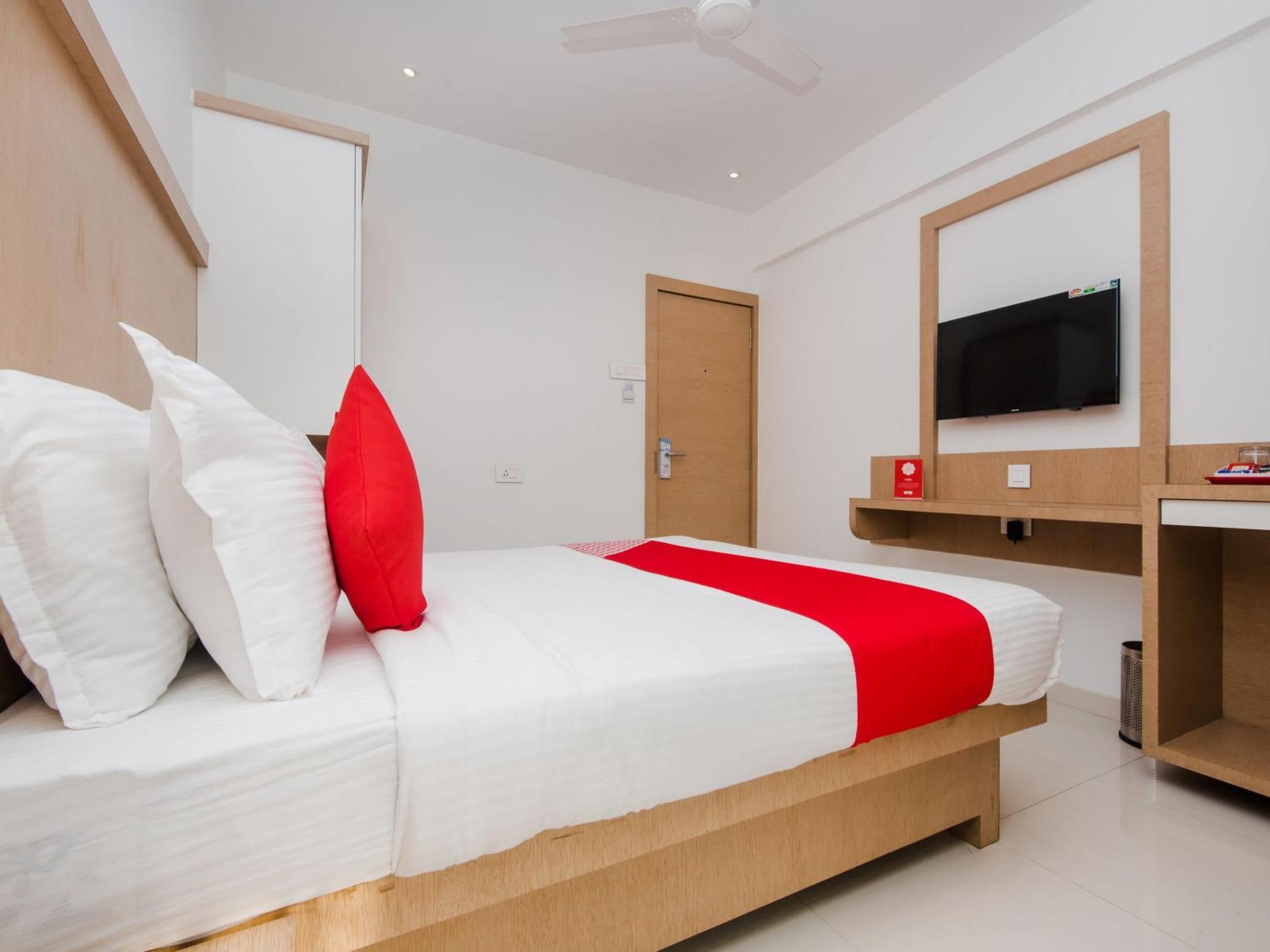 Oyo 13089 Hotel Gold Crest Navi Mumbai Esterno foto